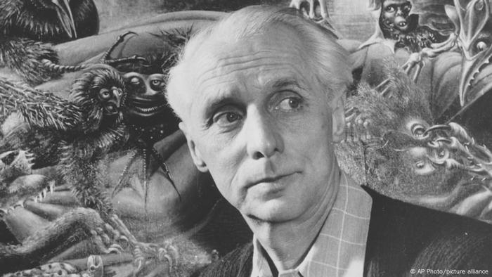 Max Ernst vor einem seiner Kunstwerke.