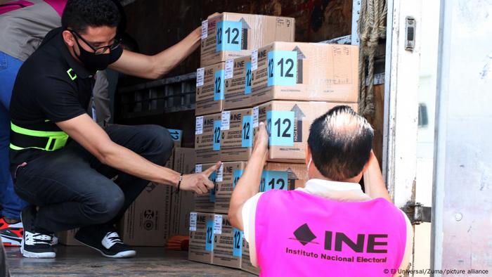 Trabajadores del INE supervisan la llegada de material electoral para elecciones en el estado de Puebla.
