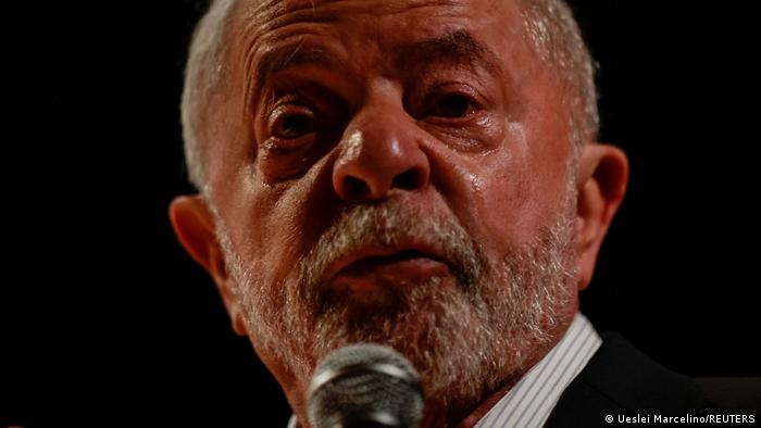 "Se, quando eu terminar esse mandato, cada brasileiro estiver tomando café, almoçando e jantando outra vez, eu terei cumprido a missão da minha vida", disse Lula, caindo em lágrimas