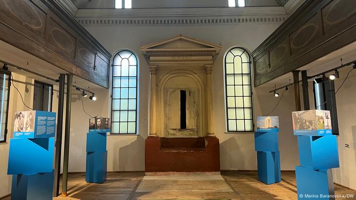 View of a synagogue, four cubes with text are on the sides