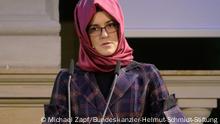 Hatice Cengiz, die Verlobte des 2018 von den Saudis in Istanbul ermordeten Jamal Kashoggi. Sie hielt heute abend bei der Helmut-Schmidt-Stiftung in Berlin eine Rede. Die Welle war Medienpartner.
Wir dürfen die Bilder verwenden.
Fotos: Michael Zapf
copyright und Rechte: Bundeskanzler-Helmut-Schmidt-Stiftung