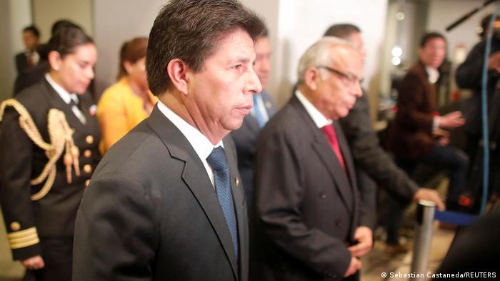 El presidente peruano Pedro Castillo pidió a la OEA enviar un grupo de trabajo de alto nivel, que visitó el país durante dos días y el martes (22.11.2022) llamó al gobierno y a la oposición a dialogar para resolver los conflictos políticos.