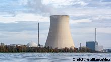 21.10.2022 Wenig Wasserdampf steigt aus dem Kühlturm des Atomkraftwerks (AKW) Isar 2. Der Betreiber PreussenElektra nimmt den Meiler wegen Wartungsarbeiten vom Netz.