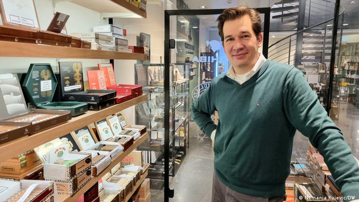 Torgen Brunken, Besitzer eines Zigarrenladens, ist in seinem Geschäft