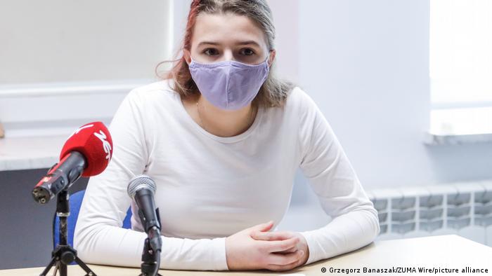 Działaczka ekologiczna Dominika Lasota nosi maskę za mikrofonami na konferencji prasowej w Warszawie w grudniu 2020 r.