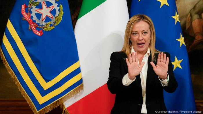 La primera ministra italiana Giorgia Meloni agita su mano