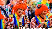 11.11.2022, Nordrhein-Westfalen, Köln: Jecken feiern den Auftakt der Karnevalssession auf dem Heumarkt. Am 11.11. um 11:11 Uhr beginnt in den närrischen Hochburgen die Karnevalssession. Foto: Rolf Vennenbernd/dpa +++ dpa-Bildfunk +++