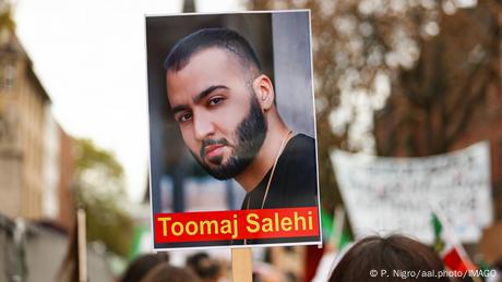 Plaket mit dem Konterfei von Toomaj Salehi