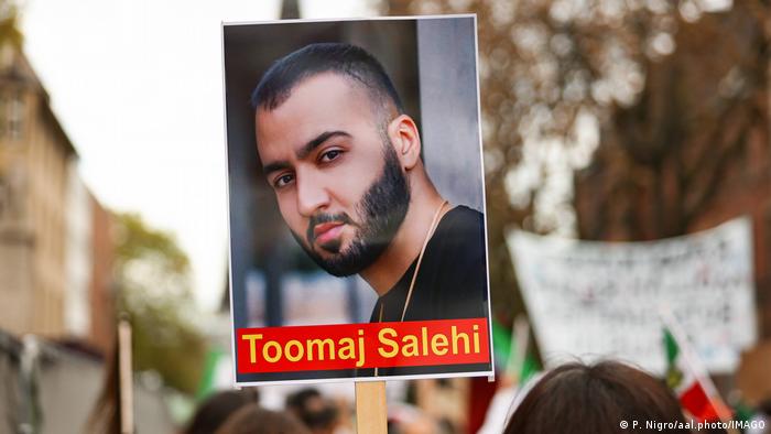 Cartel con la imagen de Salehi en una manifesatción por los derechos humanos en Colonia a principios de noviembre.