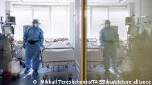 DIESES FOTO WIRD VON DER RUSSISCHEN STAATSAGENTUR TASS ZUR VERFÜGUNG GESTELLT. [MOSCOW REGION, RUSSIA - AUGUST 30, 2022: A medical worker tends to a patient in a COVID-19 ward of a maternity hospital of the Sergiev-Posad Regional Maternity and Child Health Centre in the town of Sergiyev-Posad, 52km norheast of Moscow. With coronavirus rates rising across a number of Russian regions, authorities enhance health safety measures to counter the spread of the infection and urge local people to wear face masks in public places, on public transport and at work. Mikhail Tereshchenko/TASS]