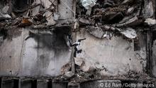 Banksy plasma grafiti sobre un edificio en ruinas de Ucrania