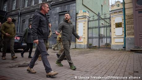 Ukraines Präsident Wolodymyr Selenskyj läuft mit Sean Penn durch Kiew.