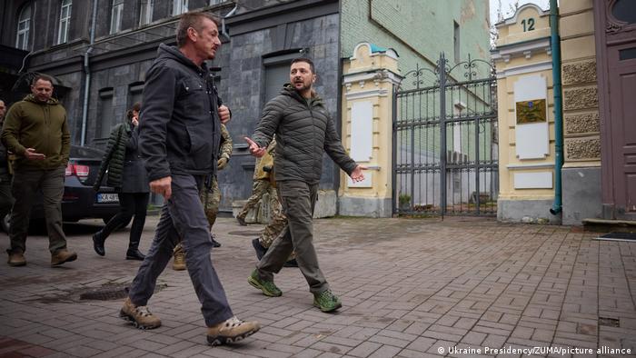 Ukraines Präsident Wolodymyr Selenskyj läuft mit Sean Penn durch Kiew.