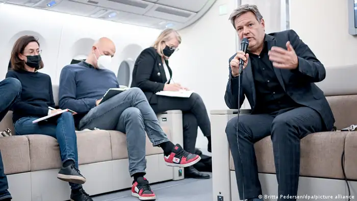 德国经济部长哈贝克在飞往新加坡途中接受媒体采访