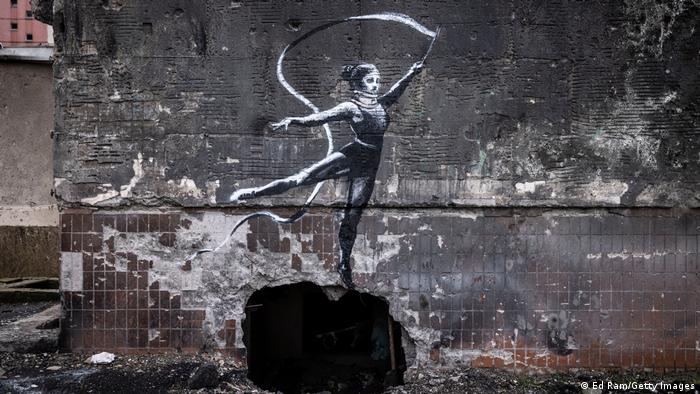 Streetart zeigt eine Ballettänzerin in Irpin auf einer Hauswand.