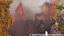 12.11.2022, Nordrhein-Westfalen, Erkelenz: Bei eine Demonstration in Lützerath ziehen Demonstranten mit eine Flagge und Pyrotechnik durch das Dorf. Foto: David Young/dpa +++ dpa-Bildfunk +++