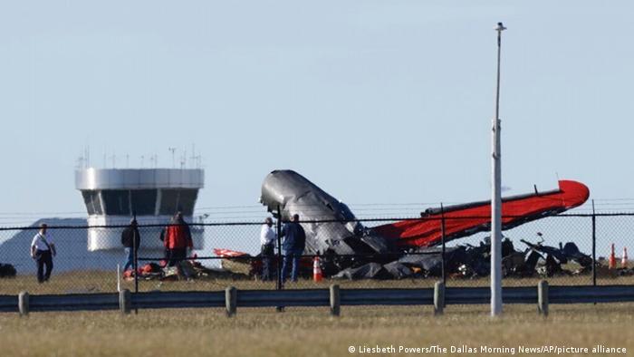 Los restos de uno de los aviones yacen sobre la pista del Aeropuerto Ejecutivo de Dallas, después colisionaran en pleno vuelo.