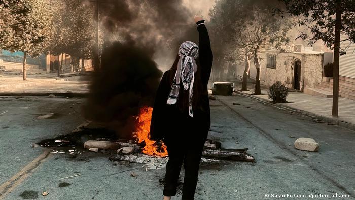伊朗库尔德地区的妇女抗议数周不停歇