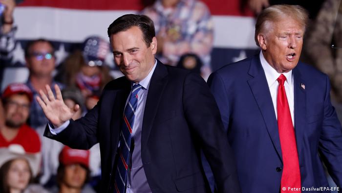 El candidato republicando derrotado en Nevada, Adam Laxalt, contó con el respaldo del polémico expresidente Donald Trump, con quien aparece en el aeropuerto de Minden-Tahoe en Minden, Nevada, durante un mitín electoral. (Archivo 08.10.2022)