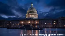 11.11.2022 Das Kapitol der Vereinigten Staaten, der Sitz des Kongresses, ist in den Abendstunden beleuchtet. Noch ist unklar, wer künftig im US-Kongress das Sagen haben wird. Die Auszählung mehrerer knapper Abstimmungen läuft weiter. +++ dpa-Bildfunk +++
