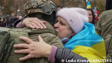 12.11.2022
A local resident hugs Ukrainian serviceman as people celebrate after Russia's retreat from Kherson, in central Kherson, Ukraine November 12, 2022. REUTERS/Lesko Kromplitz
TPX IMAGES OF THE DAY 