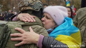 Φιλιά στους Ουκρανούς στρατιώτες