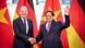 Olaf Scholz (l.) und Pham Minh Chinh, der Premierminister Vietnams, beim Handschlag vor deutschen und vietnamesischen Flaggen Olaf Scholz (l.) und Pham Minh Chinh, der Premierminister Vietnams, beim Handschlag vor deutschen und vietnamesischen Flaggen