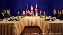 13.11.2022
U.S. President Joe Biden, center, meets with South Korean President Yoon Suk Yeol, left, and Japanese Prime Minister Fumio Kishida, right, on the sidelines of the Association of Southeast Asian Nations (ASEAN) summit, Sunday, Nov. 13, 2022, in Phnom Penh, Cambodia. (AP Photo/Alex Brandon)