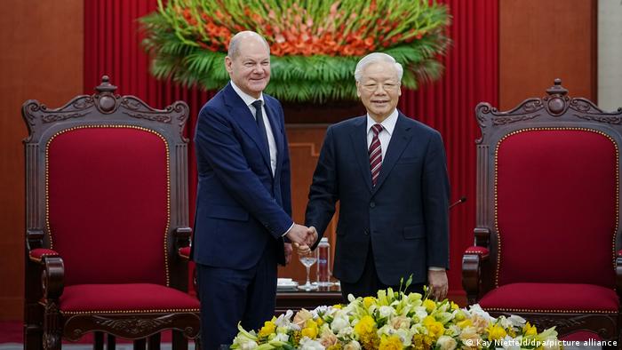 越共总书记阮富仲2022年11月会晤来访的德国总理肖尔茨