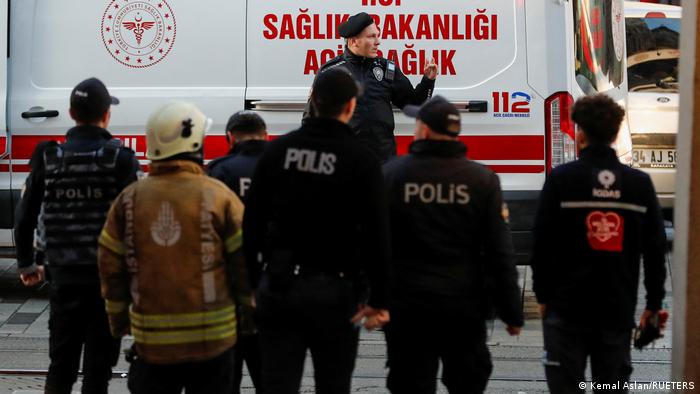 Полиция в Истанбул след експлозията на 13 ноември.