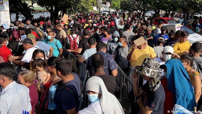 Los migrantes exigen que les otorguen permisos de tránsito dentro de México.