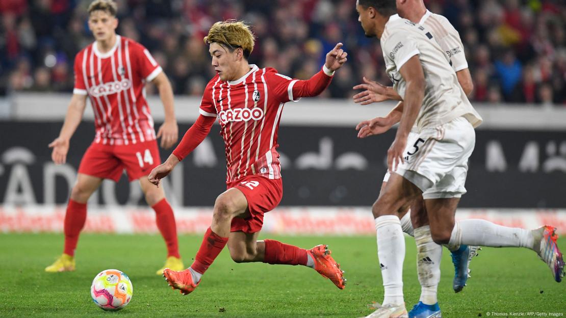 El centrocampista japonés Ritsu Doan de Freiburg y Danilho Doekhi de Union Berlin disputan el balón durante el partido de la Bundesliga entre SC Freiburg v Union Berlin