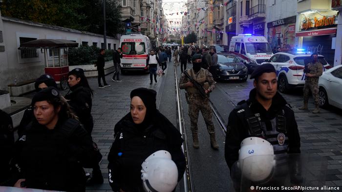 Policías en Estambul tras el atentado.