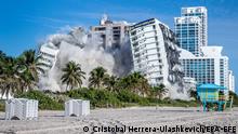 epaselect epa10303721 The Deauville Beach Resort’s 17-story hotel tower is being demolished in Miami Beach, Florida, USA, 13 November 2022. The historical building, that was designed by the architect Melvin Grossman and built in 1957, was the location where, among other outstanding events, the British band The Beatles played their second Ed Sullivan Show appearance 1964. EPA-EFE/CRISTOBAL HERRERA-ULASHKEVICH
