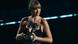 Taylor Swift hält einen Award in der Hand und lächelt Taylor Swift hält einen Award in der Hand und lächelt