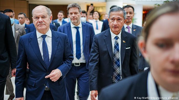 Bundeskanzler Scholz, Wirtschaftsminister Habeck und Vivian Balakrishnan, Außenminister von Singapur, auf der Asien-Pazifik-Konferenz der Deutschen Wirtschaft.