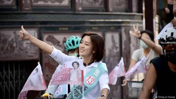 首次參選台北市議員的黃瀞瑩因長相清秀而爆紅，被台灣網友暱稱為「學姊」。