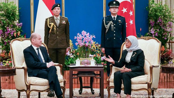 Bundeskanzler Olaf Scholz spricht der Präsidentin der Republik Singapur, Halimah Yacob