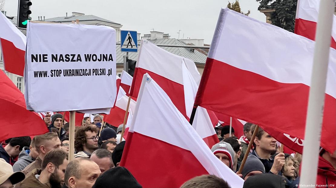 "Не е наша война" беше един от лозунгите на националистите във Варшава на 11 ноември.