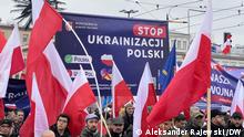 Der nationalistische Unabhängigkeitsmarsch in Warschau am 11.11.2022, dem polnischen Nationalfeiertag. Auf dem Banner steht: Stop der Ukrainisierung Polens. Autor Aleksander Rajewski 
