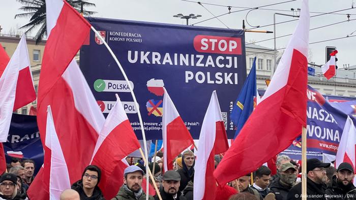 Транспарант с надпис Спрете украинизацията на Полша по време на националистическо шествие в страната.
