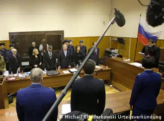 法官在宣读对霍多尔科夫斯基的判决书