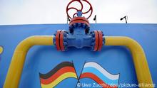 ARCHIV - Ein symbolisches Drehventil und die Flaggen von Russland und Deutschland sind zur Inbetriebnahme der neuen Gasaufbereitungsanlage im westsibirischen Nowy Urengoi (Russland) an der Rednertribüne angebracht (Archivfoto vom 12.11.2008). Russland will nach Angaben des ukrainischen Unternehmens Naftogas die Durchleitung seines Gases nach Westeuropa komplett einstellen. Naftogas-Chef Dubina sagte nach Meldungen russischer Agenturen am Dienstag (06.01.2009) in Kiew: «Wir können heute sagen, dass Gazprom sich entschlossen hat, die Gasdurchleitung über die Ukraine zu beenden.» Russland und die Ukraine streiten über den Preis für Gaslieferungen. Von den verringerten Lieferungen aus Russland sind inzwischen mehrere Länder Europas betroffen.Foto: Uwe Zucchi +++ dpa-Bildfunk +++