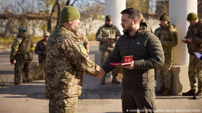 El presidente ucraniano, Volodimir Zelenski, saluda a un miembro de su Ejército