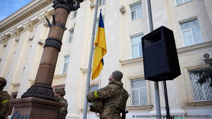 Un soldado iza la bandera ucraniana en Jersón.