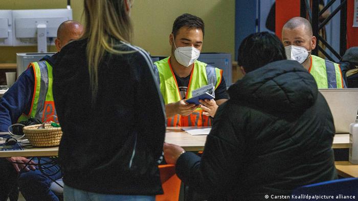Kontrola paszportowa w centrum przyjmowania Ukraińców na byłym lotnisku Tegel w Berlinie