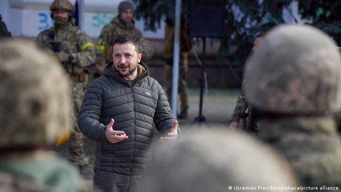 烏克蘭總統澤連斯基（Volodymyr Zelensky）早些時候警告，烏克蘭人將面臨一個漫長而艱難的冬天，他說俄羅斯人「只要有導彈就會進攻」。