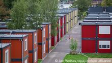 Blick auf eine Gemeinschaftsunterkunft für Flüchtlinge. Die aus Wohncontainern errichtete Unterkunft bietet 300 Plätze. Sachsens Großstädte wappnen sich für eine erneut steigende Zahl an Asylbewerbern und suchen dringend Wohnraum. Nachdem in den vergangenen Monaten Zehntausende Kriegsflüchtlinge aus der Ukraine in Sachsen Zuflucht gefunden hatten, nahm zuletzt auch die Zahl der Asylbewerber aus anderen Ländern wieder deutlich zu. +++ dpa-Bildfunk +++