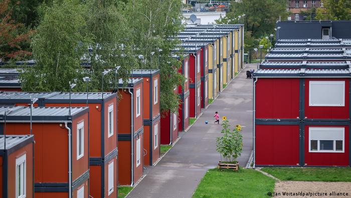 Blick auf eine Gemeinschaftsunterkunft für Flüchtlinge in Sachsen, aus roten und gelben Wohncontainern errichtet 