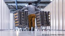  Interims-Fl¸chtlingsunterkunft Vom 14. November bis Anfang Januar 2023 nutzt die Stadtverwaltung Dresden einen Teil der Messe Dresden vor¸bergehend als Fl¸chtlingsunterkunft, die von den Johannitern betreiben wird. Da jahreszeitbedingt mit einem ansteigen der Fl¸chtlingszahlen, besonders aus der Ukraine zu rechnen ist. Dresden Sachsen GERMANY *** Interim refugee accommodation From 14 November until the beginning of January 2023, the Dresden City Council will temporarily use part of the Dresden Trade Fair Center as refugee accommodation, which will be operated by Johanniter Since an increase in the number of refugees, especially from Ukraine, is to be expected due to the season Dresden Saxony GERMANY